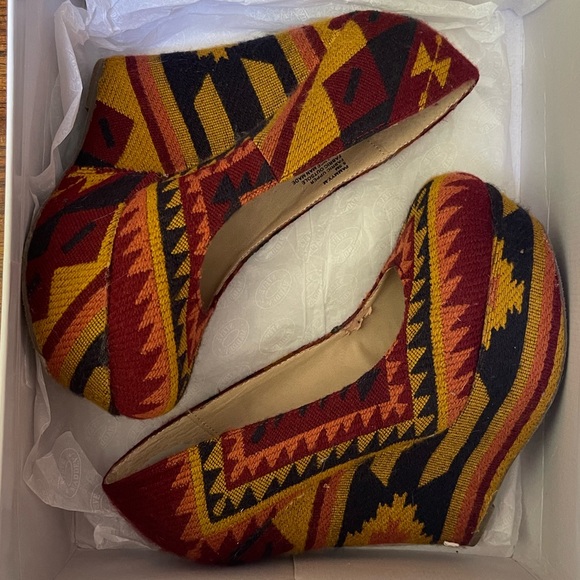 Steve Madden shoes | Aztec Pammyy Wedges | Red & Blue - Picture 4 of 5